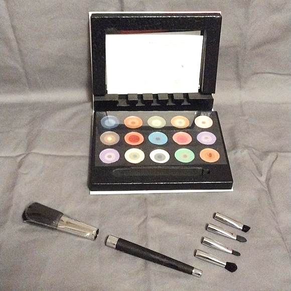 Bella Bellissima Cosmetic Eyeshadow Colour Pallette with 5 Brush Heads - Picture 1 of 10